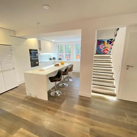 Luksusowa Pod Lasem, - Shared Garden, Sauna, Wood Hot Tub! Hot Tub Seasonal! Apartament Otwock